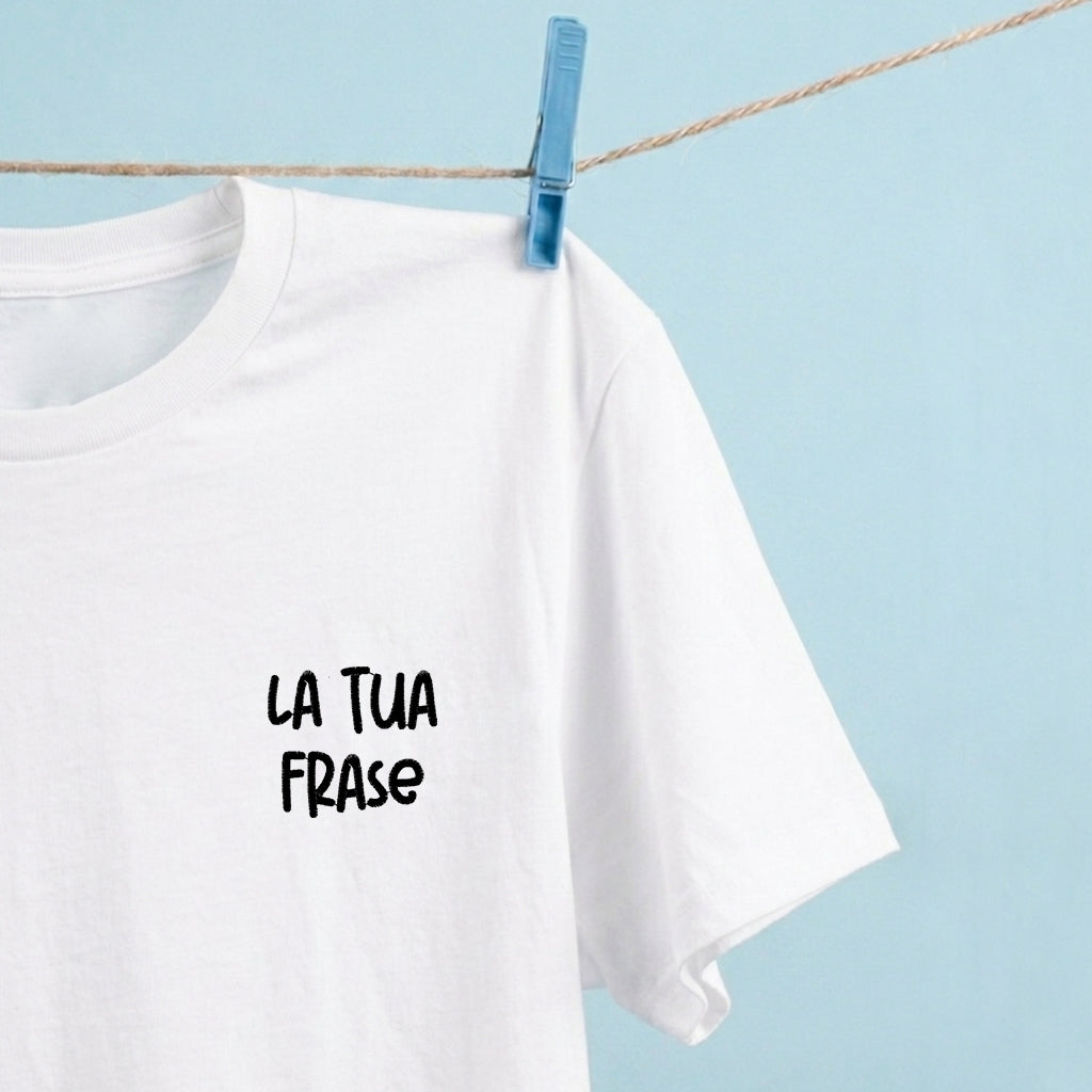 T-shirt ricamata con frase personalizzata