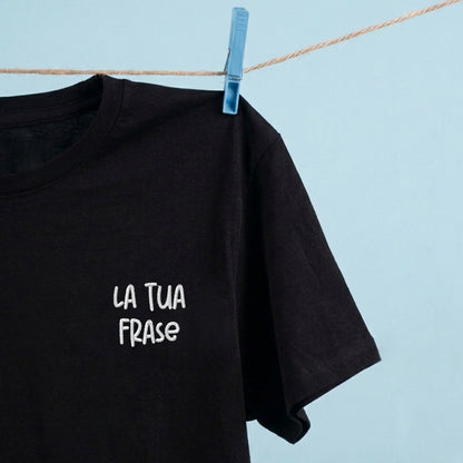 T-shirt ricamata con frase personalizzata